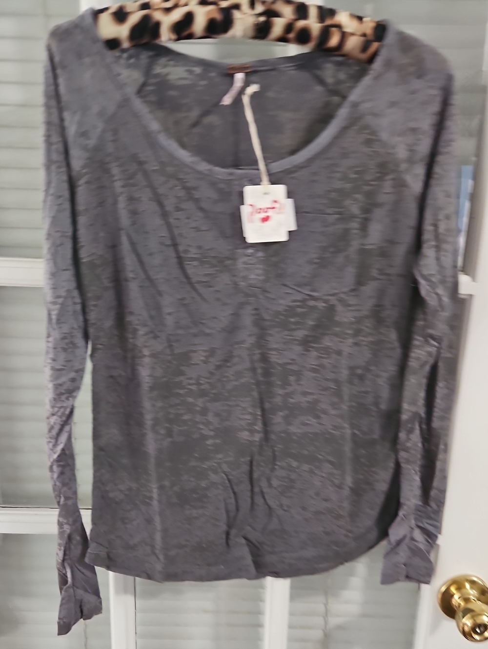 NWT Poof! Women's Long Sleeve Scoop Neck Top in Heather Gray. SZ M